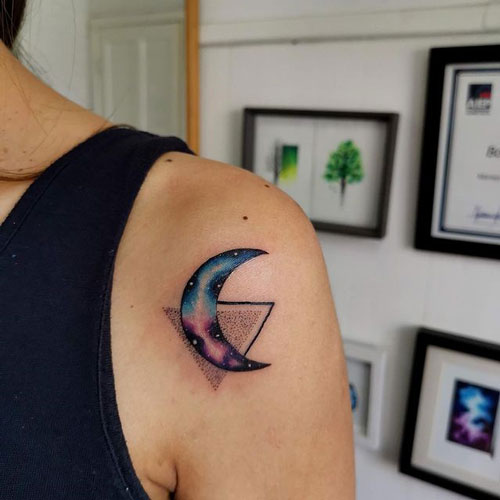 tatuaje luna y triangulo