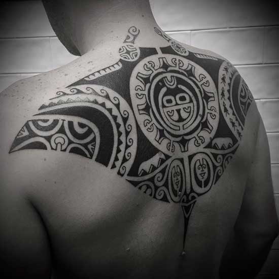 tatuaje maori en espalda