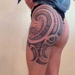 tatuaje maori en piernas