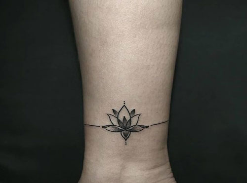 tatuaje pequeño de loto