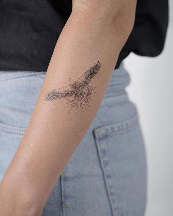 tattoo de águila en brazo