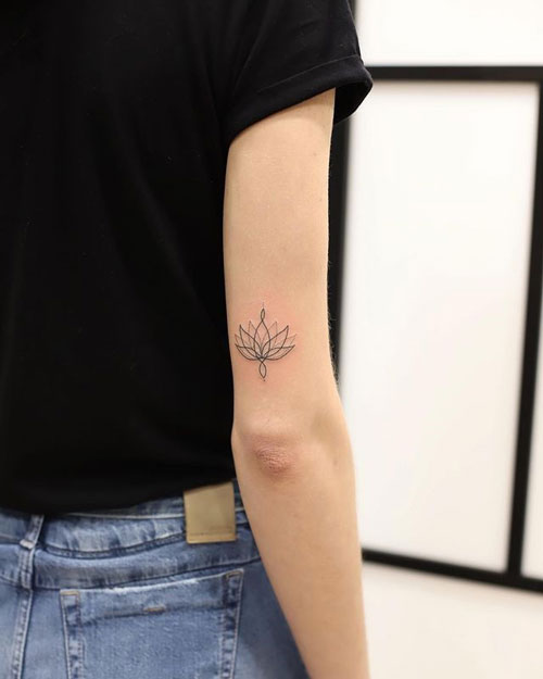 tatuaje pequeño en brazo loto
