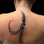 tatuaje polinesio en espalda de mujer