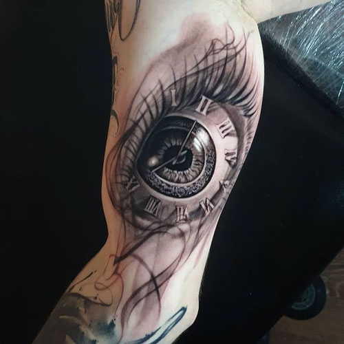 tatuaje reloj en el ojo