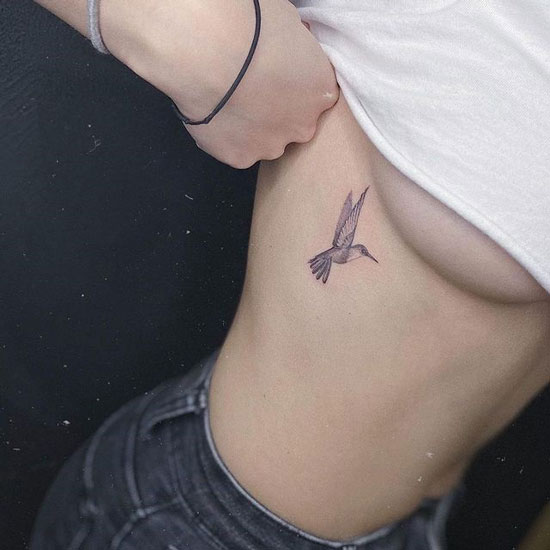 tatuaje en costillas de colibri
