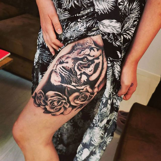 tigre tatuado en pierna