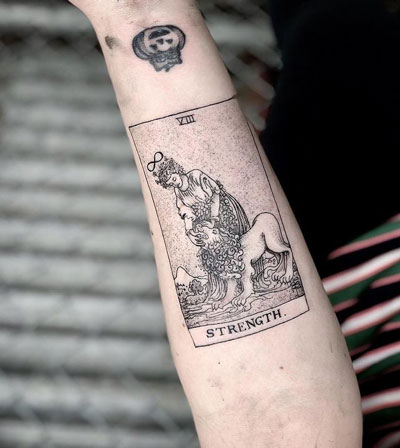 carta tarot VIII fuerza tatuaje
