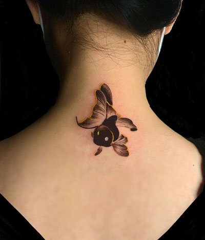 tatuaje en negro de un goldfish