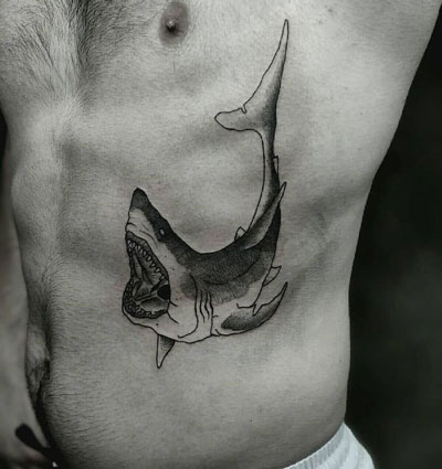 tattoo de tiburon en gris