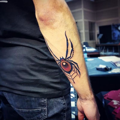 tatuaje a color de araña