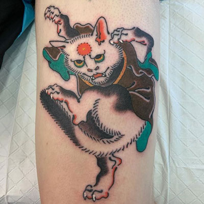 tatuaje a color gato bakeneko