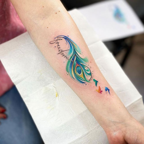 tatuaje acuarela de una pluma
