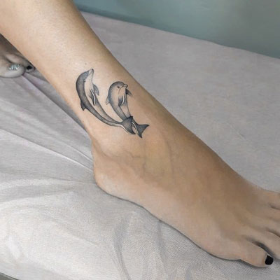 tatuaje de delfines en negro y gris