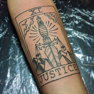 tatuaje de la carta justicia