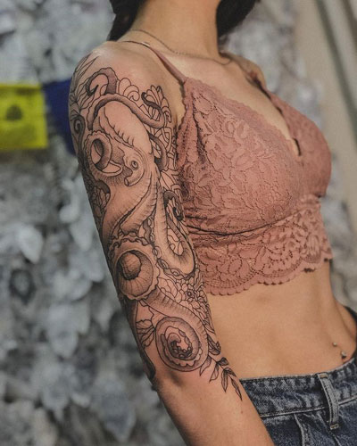 tatuaje de octupus en mujer