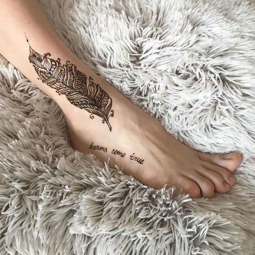 tatuaje de pluma en el pie