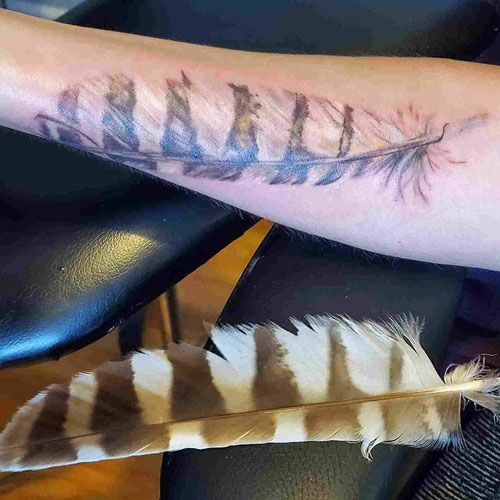 tatuaje de plumas de buho