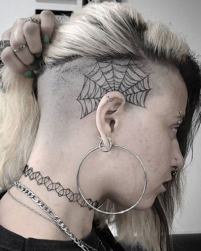 tatuaje de telaraña en la cabeza