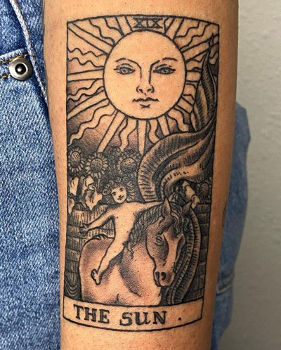 tatuaje del sol y niño