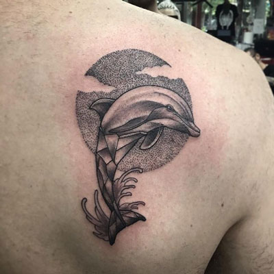 tatuaje delfin en la espalda
