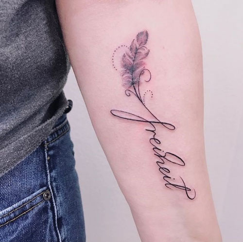 Tatuajes de Plumas en brazo
