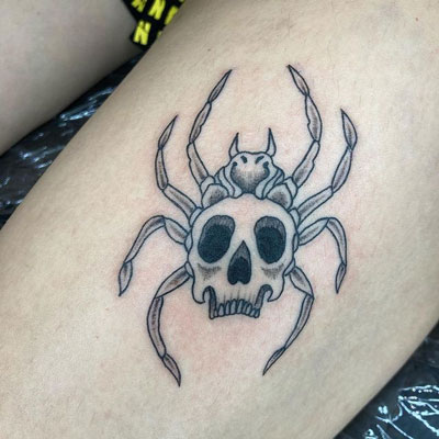tatuaje en gris de arana