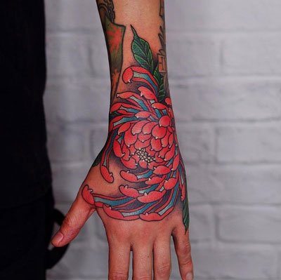 tatuaje en la mano de crisantemo