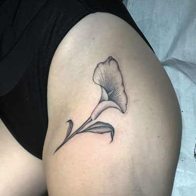 tatuaje en pierna de alcatraz flores