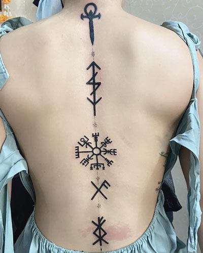 tatuaje letras vikingas