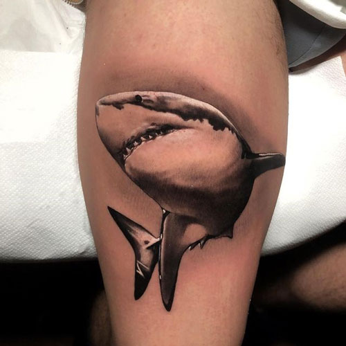 tatuaje realismo de un tiburon