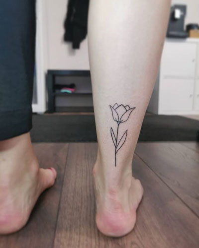 tatuaje simple de tulipan