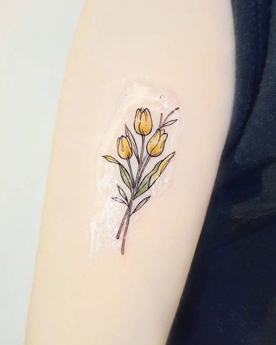 tatuaje tulipan amarillo