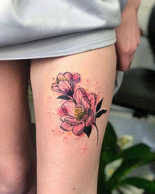 flor de cerezo tatuaje en pierna