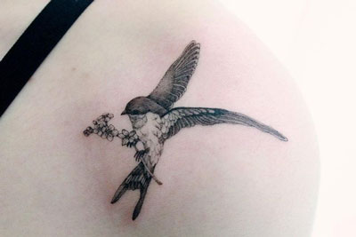 tattoo golondrina flores