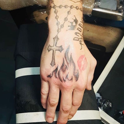 tattoo llamas en mano
