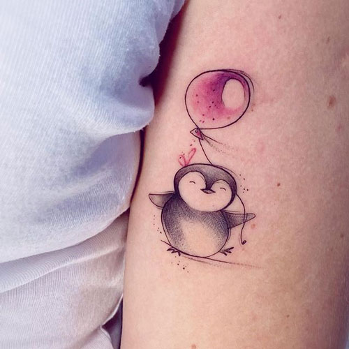 tattoo pinguino y globo