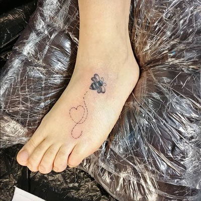 tatuaje abeja en el pie