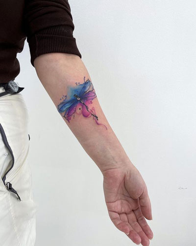 tatuaje acuarela de libelula