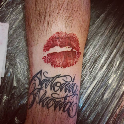 tatuaje beso en brazo