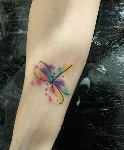 tatuaje colores libelula
