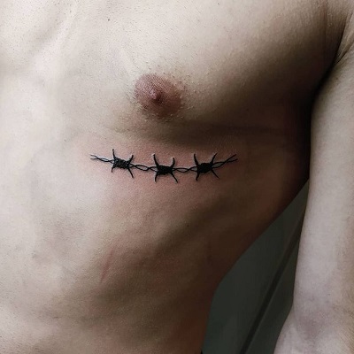 tatuaje de alambre en costillas