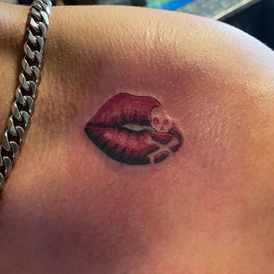 tatuaje de beso para hombre