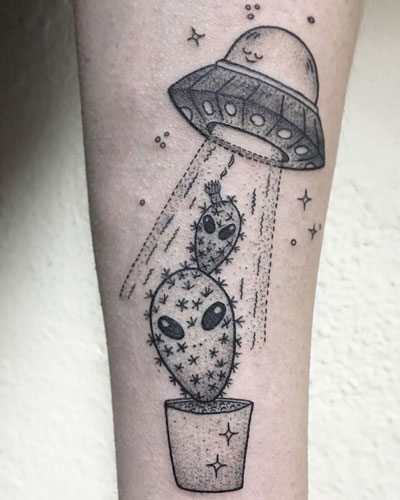 tatuaje de cactus y ovni