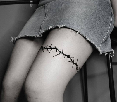 tatuaje de espinas en mujer