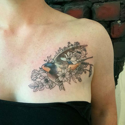 tatuaje de golondrina y flores