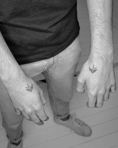 tatuaje en manos de gaviotas