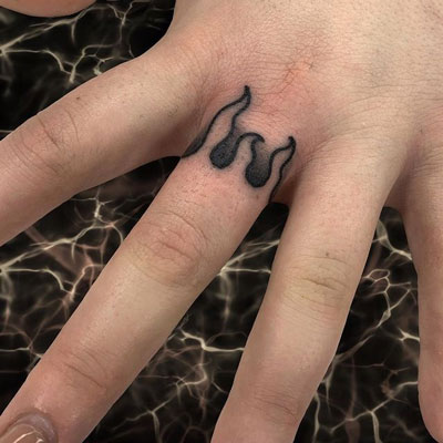 tatuaje llamas en dedos