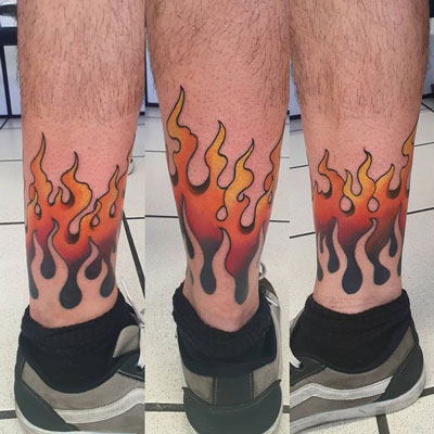 tatuaje llamas en tobillo