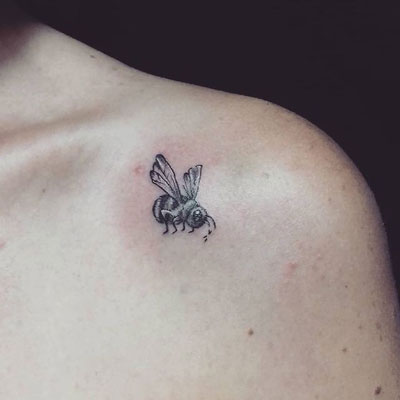tatuaje mini abejas