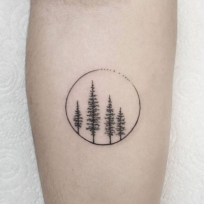 tatuaje miniatura de pinos